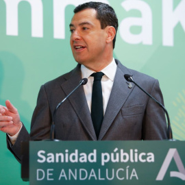 El presidente de la Junta, Juanma Moreno, durante su atención a medios en el Hospital Virgen de las Nieves de Granada, a 20 de enero de 2023.