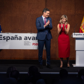 El presidente del Gobierno en funciones, Pedro Sánchez y la líder de Sumar y vicepresidenta segunda del Gobierno y ministra de Trabajo en funciones, Yolanda Díaz, aplauden tras firmar un acuerdo para un Gobierno de coalición progresista