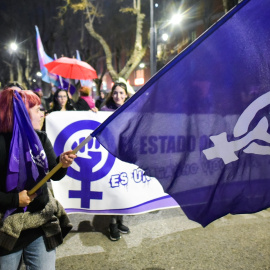 Cientos de personas protestan con carteles durante una manifestación convocada por la Plataforma Feminista Guadalajara por el 8M, en Guadalajara, Castilla La-Mancha
