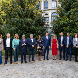 Imagen de los integrantes de PSOE y Sumar en los jardines del Museo Reina Sofía antes de la firma del acuerdo entre Pedro Sánchez y Yolanda Díaz.