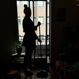 Una mujer realiza las tareas del hogar en su casa de Madrid, a 10 de marzo de 2023.