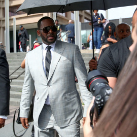 R. Kelly saliendo del juzgado a 6 de junio de 2019