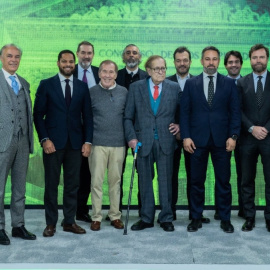 El economista Ramon Tamames, el escritor Fernando Sánchez Dragó, el presidente de Vox, Santiago Abascal, y otros dirigentes del partido de ultraderecha.