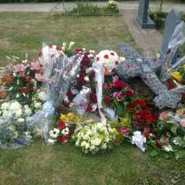 Flores en la tumba del niño Sonny Anderson, con piezas de Lego en su lápida. / A Sonny Outlook