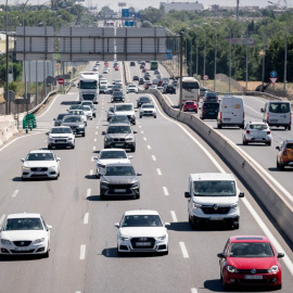 Varios coches circulan en la autovía A-4, a 11 de agosto de 2023, en Madrid (España). A. Pérez Meca / Europa Press
