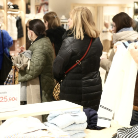 Varias personas en el centro comercial El Corte Inglés Gran Vía de Bilbao.