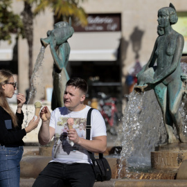Dos personas disfrutan de un helado en València, a 10/11/2023.- Ana Escobar / EFE.