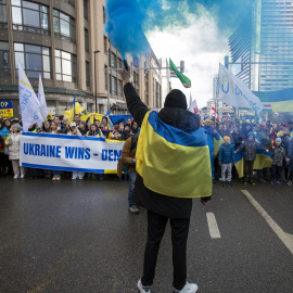 25/02/2022. Manifestantes en Bruselas salen en apoyo de Ucrania, a 25 de febrero de 2023.