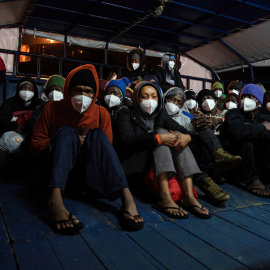 Un grupo de inmigrantes espera en la popa del buque vasco Aita Mari a que las autoridades italianas aprueben su desembarco en el puerto de Ortona, a 25 de febrero de 2023, Italia.