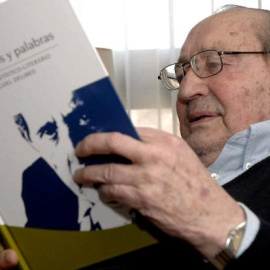El escritor Miguel Delibes hojeando el libro "Luces, trazos y palabras", presentado con motivo del congreso internacional dedicado a su figura el pasado octubre en Valladolid.
