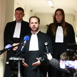 El abogado de Marc Tarabella, Maxim Troller, habla con la prensa al final de la audiencia en el Palacio de Justicia de Bruselas, a 28 de febrero de 2023