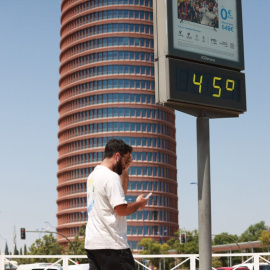 Un termómetro junto a la Torre Pelli marca 45 grados, a 24 de agosto en Sevilla (Andalucía, España). Foto de archivo. Rocío Ruz / Europa Press