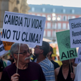 Decenas de activistas protestan en una manifestación por la descarbonización en la Plaza Mayor, a 15 de septiembre de 2023, en Madrid (España). Ricardo Rubio / Europa Press