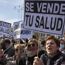 Miles de personas se manifiestan contra el desmantelamiento de la Sanidad Pública, en la protesta bajo el lema 'Madrid se levanta y exige una Sanidad pública', en la Plaza de Cibeles, a 12 de febrero de 2023, en Madrid (España).