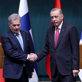 El presidente turco, Recep Tayyip Erdogan (derecha), le da la mano al presidente finlandés, Sauli Niinisto (izquierda), después de una conferencia de prensa conjunta celebrada en Ankara, el 17 de marzo de 2023.