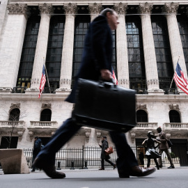 17/03/2023. Varias personas pasan por delante del edificio de la Bolsa de Nueva York, en Wall Street.