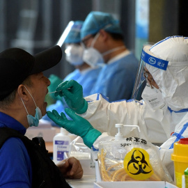 18/03/2023. Personal sanitario realiza pruebas en el aeropuerto de Nanjing, en China, a 15 de junio de 2020.