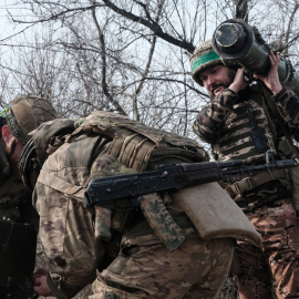 Soldados ucranianos en el frente de Bajmut, a 17 de marzo de 2023.