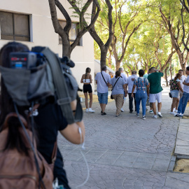 Un grupo de personas sale este domingo de la zona habilitada en el Palacio de los Deportes de Murcia para asistir a los familiares de las víctimas del incendio en tres discotecas de Murcia.