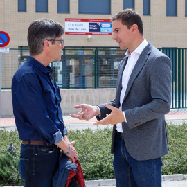 El candidato socialista a la Presidencia de la Comunidad de Madrid, Juan Lobato, junto Esteban Álvarez, expresidente de la Asociación de Directores de Institutos Públicos de Madrid y número tres por el PSOE, a 10 de abril de 2023, en Madrid.