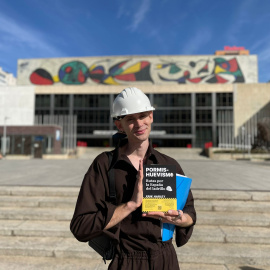 Erik Harley, creador de 'Pormihuevismo', frente al Palacio de Congresos de Madrid, levantado en 1970 bajo el diseño del arquitecto Pablo Pintado. Lleva cerrado desde 2012.