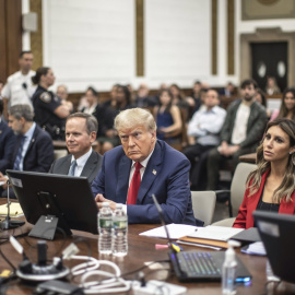 03/10/2023 - El ex presidente estadounidense se sienta con sus abogados Christopher Kise y Alina Habba mientras asiste a su juicio por fraude civil en Nueva York, EE.UU.