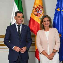 El presidente de la Junta de Andalucía, Juanma Moreno, junto a la ministra para Transición Ecológica y el Reto Demográfico, Teresa Ribera, en Sevilla, a 3 de octubre de 2023.