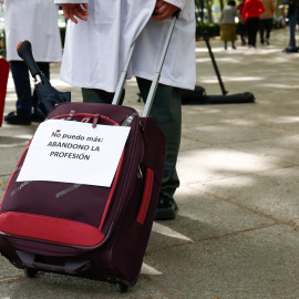 Trabajadores sanitarios participan con maletas como signo de protesta en una concentración, a 20 de abril de 2021, en Madrid, (España).