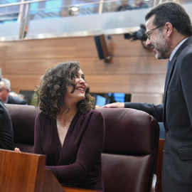 La presidenta de la Comunidad de Madrid, Isabel Díaz Ayuso, conversa con el consejero de Economía, Hacienda y Empleo de la Comunidad de Madrid, Javier Fernández-Lasquetty, durante una sesión plenaria en la Asamblea de Madrid, a 1 de diciembre de 2022,
