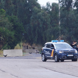 Un coche de la policía nacional tras el tiroteo en el asentamiento chabolista de El Vacie, a 21 de octubre de 2022 en Sevilla.