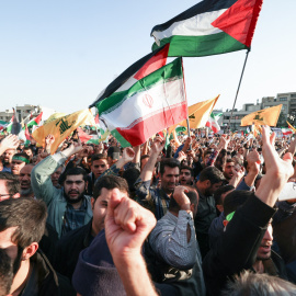 La gente ondea banderas palestinas y de Hezbollah como protesta en Teherán en apoyo a los palestinos en Gaza el 18 de octubre de 2023.