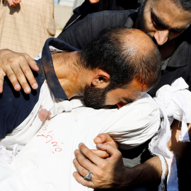 Un padre llora la muerte de su hija fallecida en los bombardeos en el sur de Gaza, a 19 de octubre de 2023.