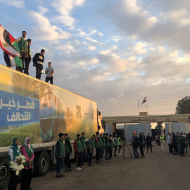 Un camión perteneciente a un convoy de ayuda humanitaria destinada a la Franja de Gaza detenido frente a la puerta fronteriza de Rafah, en Egipto, a 17 de octubre de 2023.
