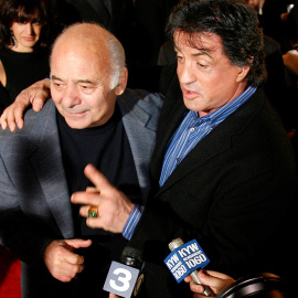 A la izquierda, el actor Burt Young posando junto a Sylvester Stallone momentos antes del estreno de 'Rocky Balboa' en Filadelfia, Pensilvania, a 18 de diciembre de 2006.