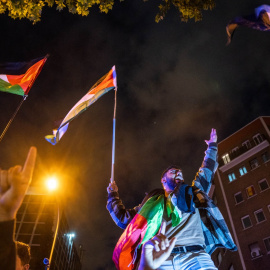 Manifestante grita sosteniendo una bandera palestina, durante una concentración de emergencia por los últimos acontecimientos en Gaza, frente a la embajada Israelí, a 18 de octubre de 2023