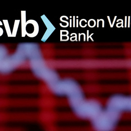 El logotipo de SVB (Silicon Valley Bank) y el gráfico de acciones decrecientes tomada el 19 de marzo de 2023.