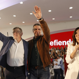 El secretario general del PSOE y presidente del Gobierno, Pedro Sánchez (c), el presidente de la Comunidad Valenciana, Ximo Puig, y la candidata del partido a la Alcaldía de Valencia, Sandra Gómez, durante su participación en la jornada de clausura de