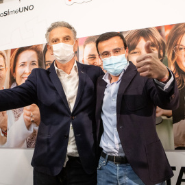 21/02/2022.- El alcalde de Villanueva, Miguel Ángel Gallardo (d), y el alcalde de Don Benito, José Luis Quintana (i), celebran la fusión de las dos localidades. Jorge Armestar / Europa Press