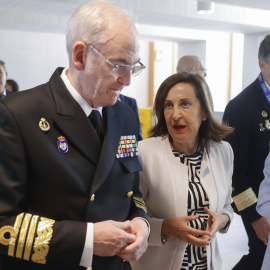 La ministra de Defensa en funciones, Margarita Robles conversa con el jefe de Estado Mayor de la Defensa, Teodoro López Calderón este 10 de octubre de 2023.