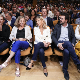 La líder de Sumar y vicepresidenta del Gobierno en funciones, Yolanda Díaz, junto a la exalcaldesa de Barcelona, Ada Colau, en la presentación del dictamen sobre la amnistía este 10 de octubre de 2023 en Barcelona.
