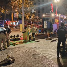 Bomberos y agentes de Mossos d'Esquadra trabajan en las inmediaciones de la oficina de Correos desalojada en Girona.