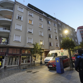 Dos agentes de Policía Local y una ambulancia en el edificio donde se ha producido el fuego en Vigo, a 11 de octubre de 2023.
