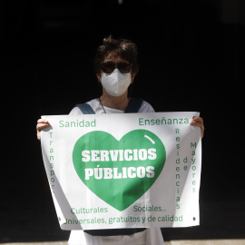 Detalles de la manifestación en defensa de una sanidad pública, a 25 de marzo de 2023 en Málaga, (Andalucía, España).