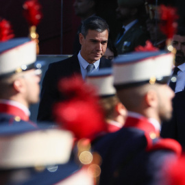 El presidente del Gobierno, Pedro Sánchez, durante el acto solemne de homenaje a la bandera nacional y desfile militar en el Día de la Hispanidad, a 12 de octubre de 2022