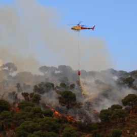 01/07/2022 - Un helicòpter llença aigua a l'incendi de Castell-Platja d'Aro.