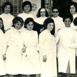 Grupo de muchachas internadas en un centro del Patronato de Protección a la Mujer