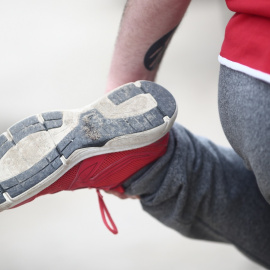 Una mujer realiza ejercicio en el Parque del Retiro, Madrid, (España), a 1 de marzo de 2021.