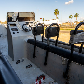 Detalle de la “nacolanchas” de alta gama intervenidas por la Guardia Civil, que se encuentran en una explanada, junto a un colegio y a la Comandancia de la Guardia Civil, por falta de espacio, en Sevilla a 10 de noviembre 2020. Foto de archivo.