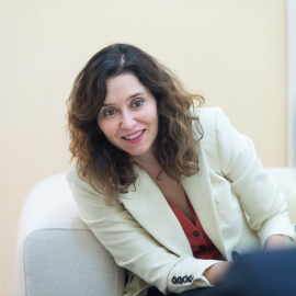 La presidenta de la Comunidad de Madrid, Isabel Díaz Ayuso, recibe a representantes de la Hermandad y Cofradía de Nuestro Padre Jesús de la Salud y María Santísima de las Angustias-Los Gitanos de Madrid, en la Real Casa de Correos, a 2 de abril de 20