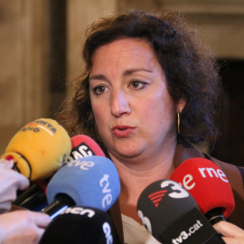La portaveu del PSC-Units, Alícia Romero, atén la premsa als passadissos del Parlament.